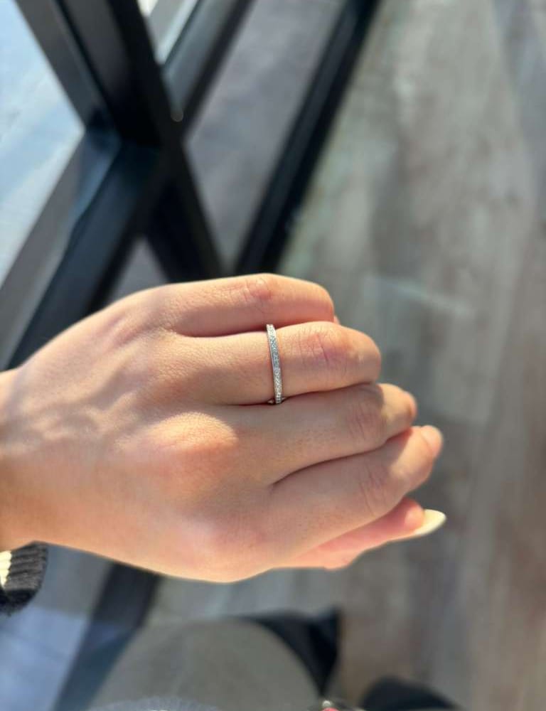 Plat .10ctw Nat. Dia. Band 1.56g