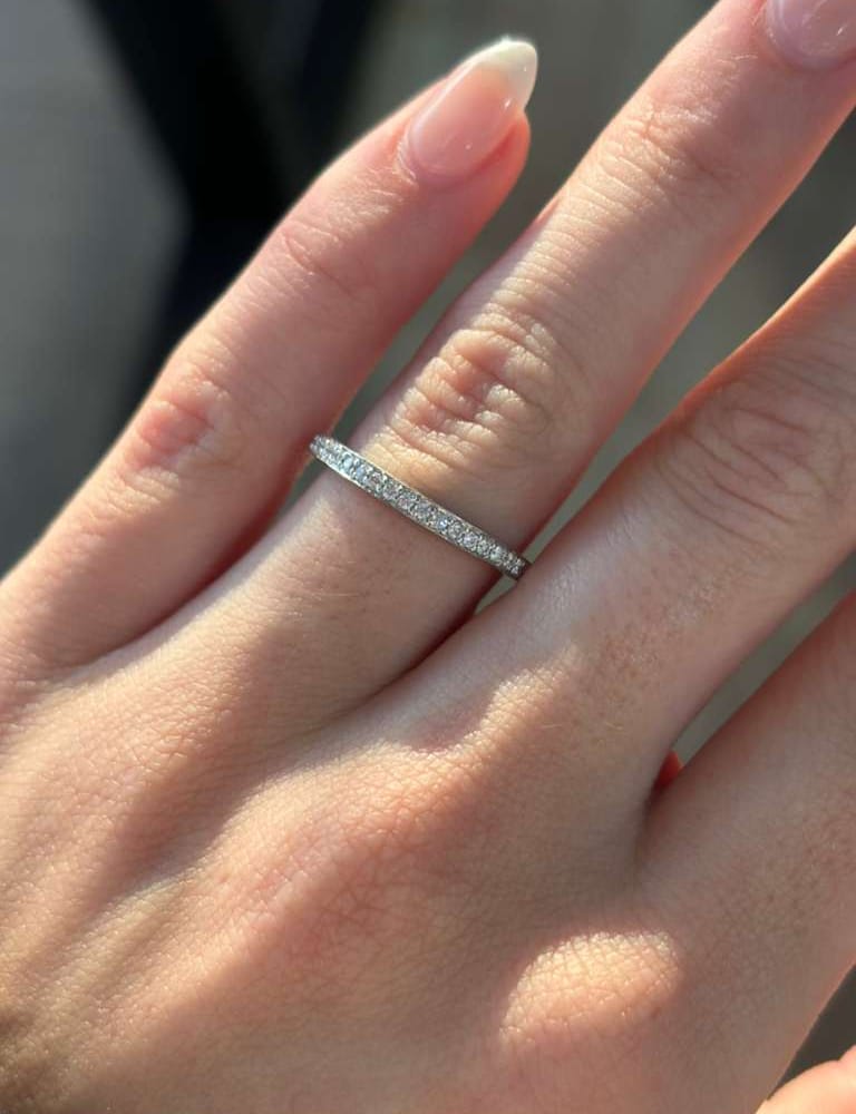 Natural dia band 18k 0.20ctw 2.3g