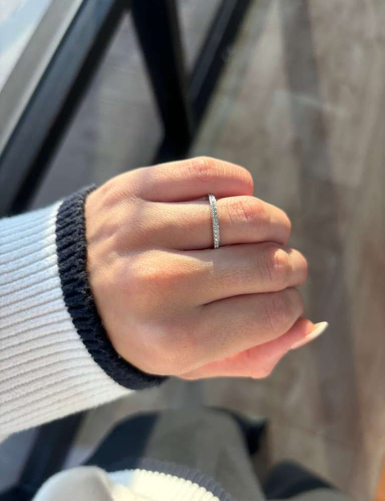 Natural dia band 18k 0.20ctw 2.3g