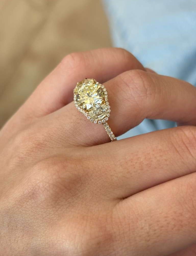 18kyg Diamond Ring Center 2.55ct Half Moon Sides 0.74ct Rounds 0.51ct 3.80cttw 4.45gr