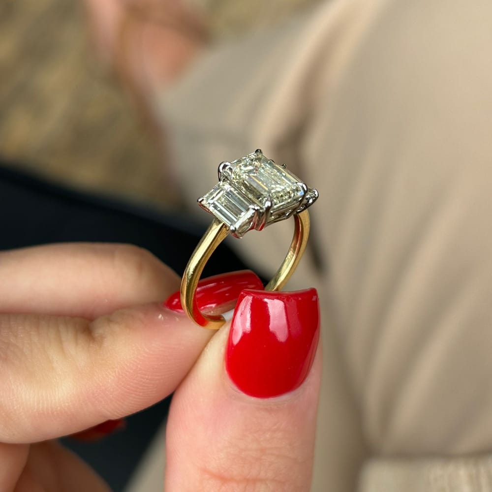 18kyg Diamond Ring 2.33ct Emerald M VS2 / Side Diamonds 1.07ct